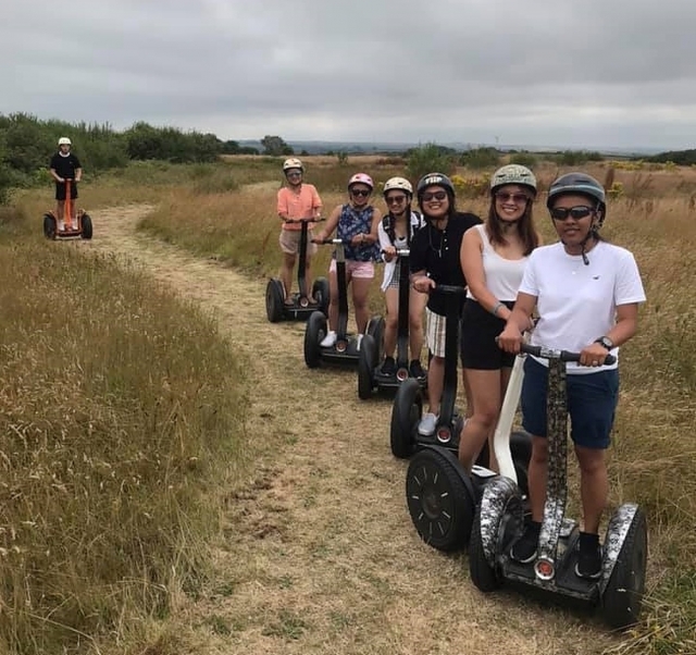  Grupo de segway sonriente
